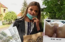 Czech Streets – Food Massacre in the Car